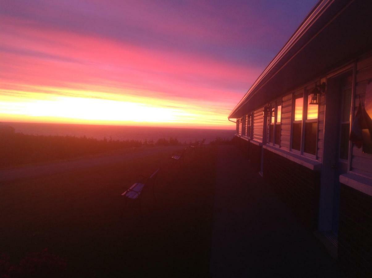 Burton'S Sunset Oasis Motel Bay Saint Lawrence Buitenkant foto